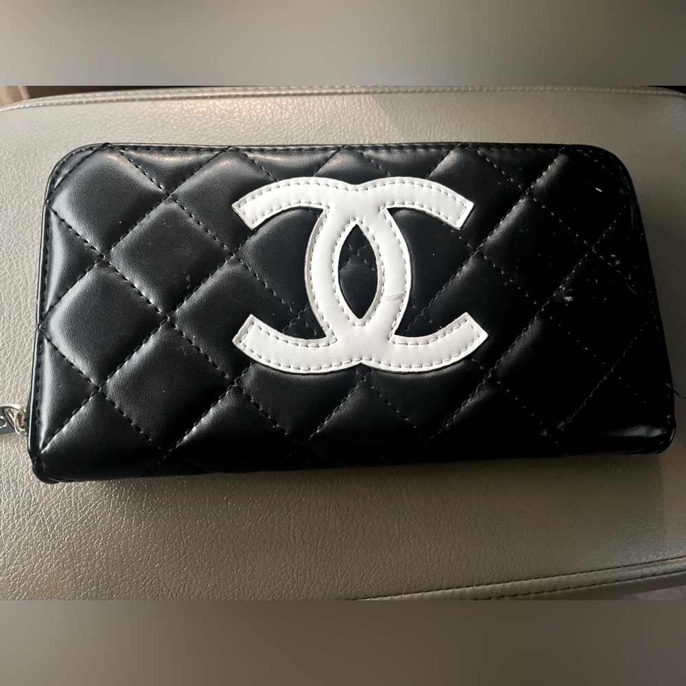 COPY - Zip around black quilted fashion wallet double c cc